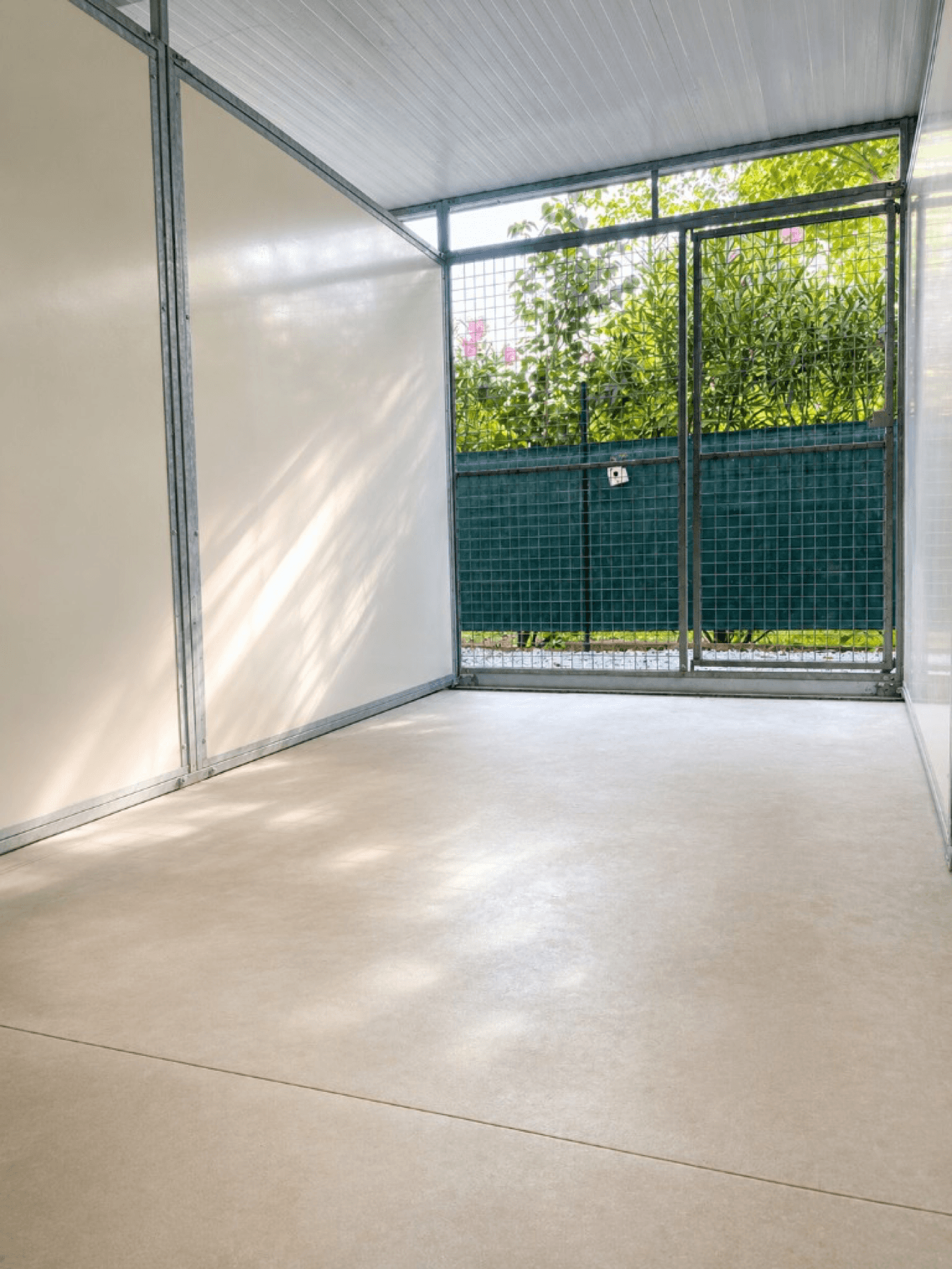 Intérieur d’un box de la pension canine Lady Noire à Pernes-les-Fontaines